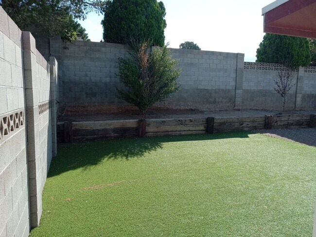 Building Photo - 4 BEDROOM 3 BATHROOM HOME IN THE VIBRANT C...