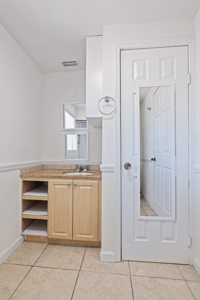 Building Photo - "Charming 4-Bedroom Tampa Home with 2 Full Baths and Spacious Layout!"