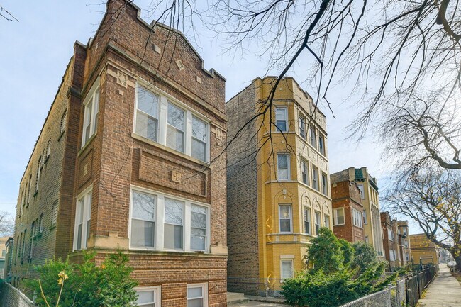 Building Photo - 6435 N Leavitt St