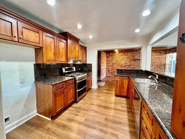 Building Photo - 2016 Canal Dr