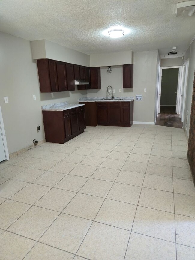 Building Photo - Spacious 3BD/1B Family home