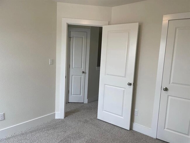 Building Photo - 500 White Steppe Way