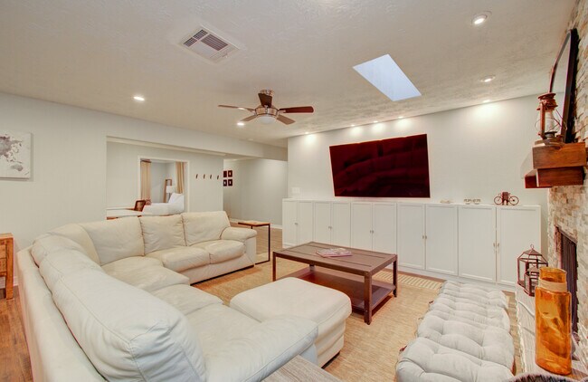 Building Photo - 11102 Hillcroft St