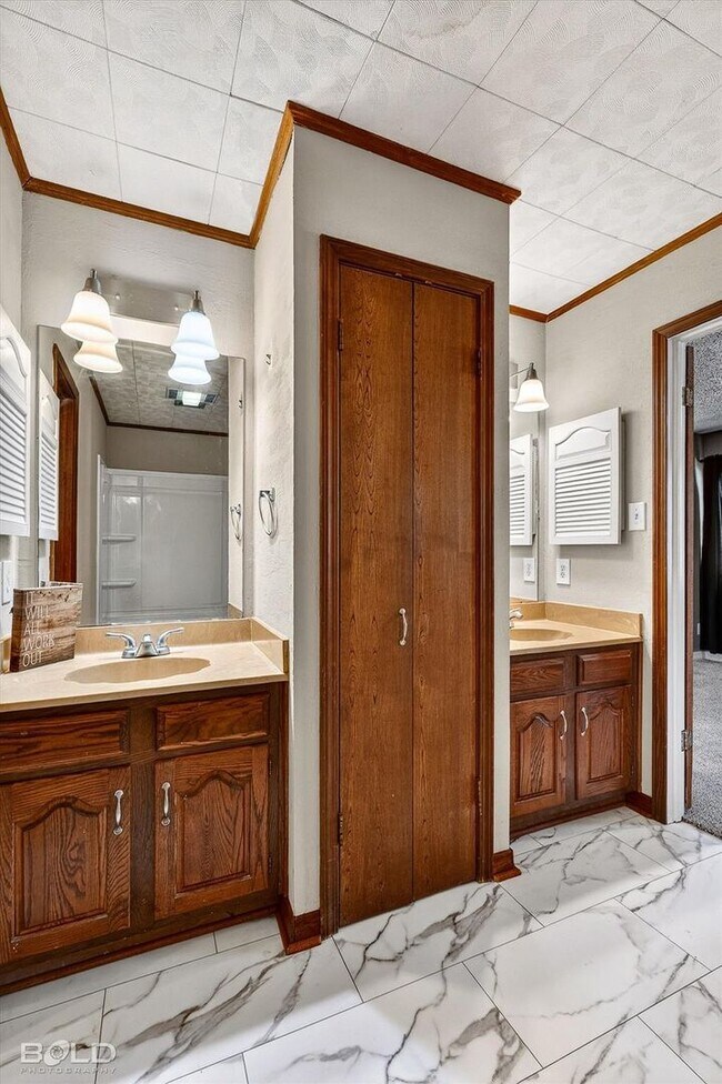 Building Photo - Harts Landing - Right next to the pool! One month half off rent!