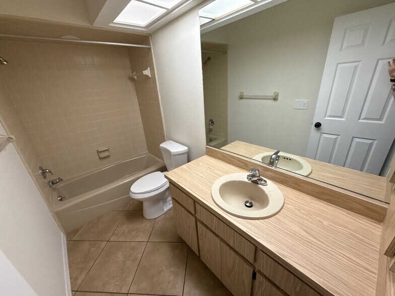 Building Photo - 100 Golfview Dr