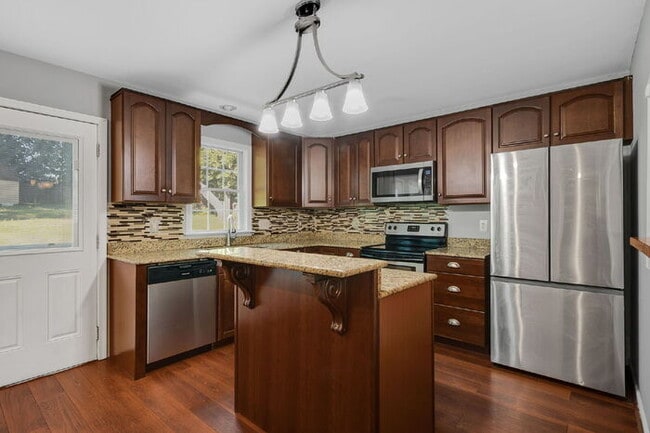 Building Photo - Beautiful 2-Story Home with Florida Room, ...
