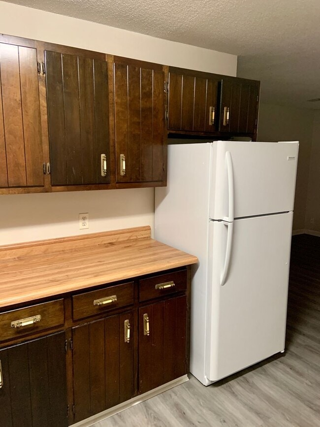 Building Photo - 2 Bedroom Duplex with Yard