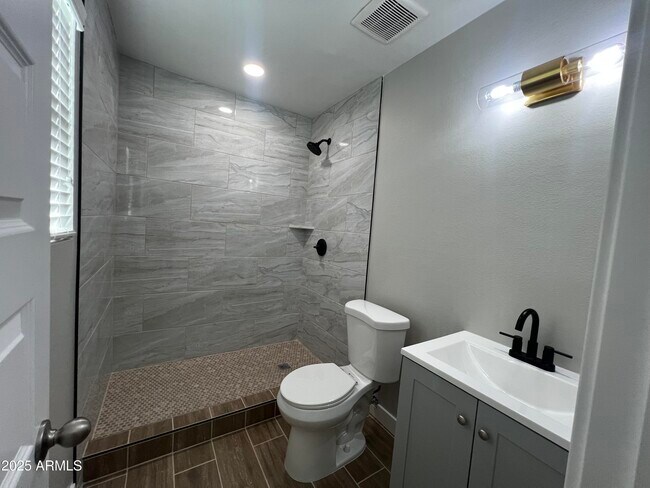 Building Photo - 6240 N 31st Ave
