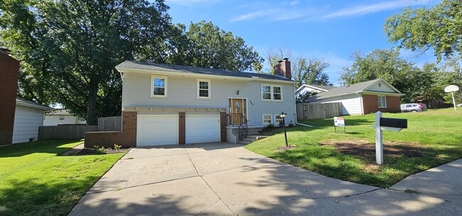 Primary Photo - 884 E Greenway Ct