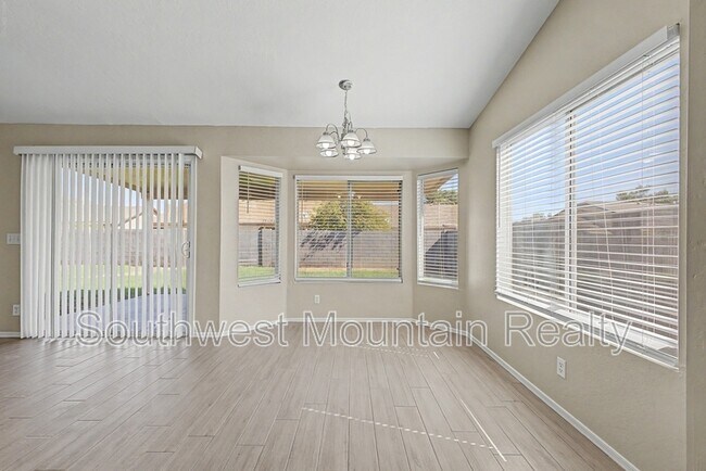 Building Photo - 2272 E Remington Pl