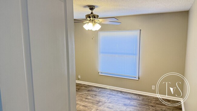 Building Photo - SPRING MOVE-IN SPECIAL: $500 OFF 1ST MONTH...