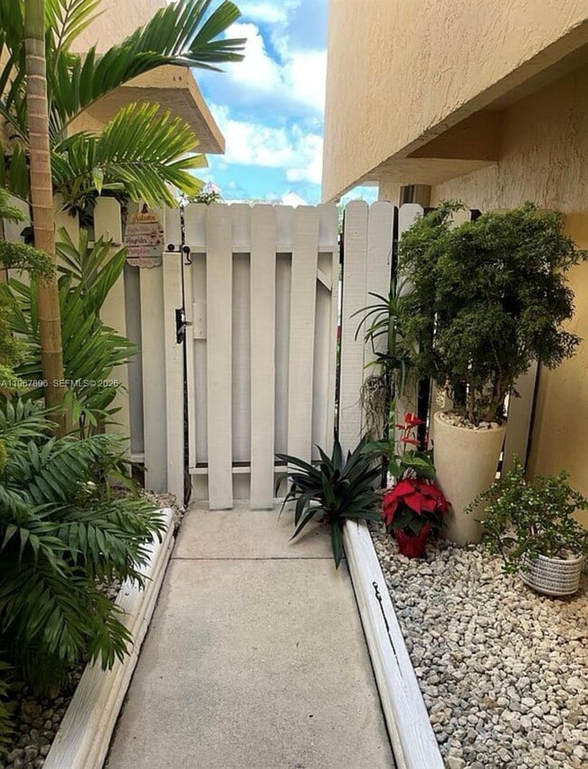 Building Photo - 8837 NE 4th Avenue Rd