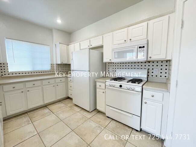 Building Photo - GORGEOUS THREE STORY 2 BEDROOM TOWNHOME IN...