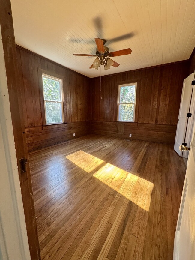 Building Photo - 2 Bedroom Home next to Downtown Perry - Historic Charm!