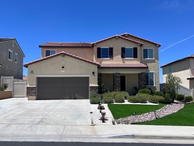 Building Photo - Stunning 4 bedroom 3 bath home