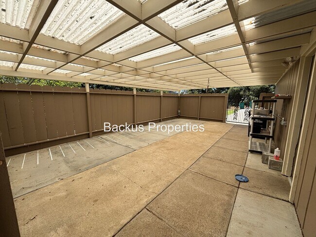 Building Photo - Wonderful three bedroom home on an acre lot in Royal Oaks