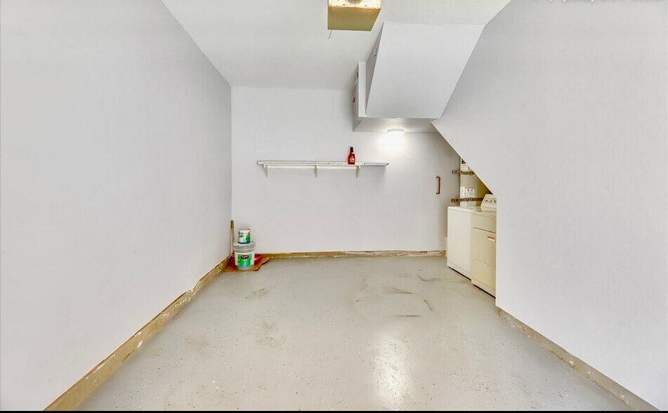 Building Photo - 400 Sanibelle Cir