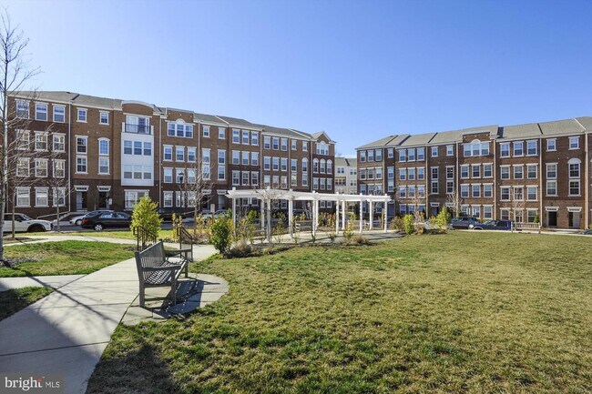 Building Photo - 3028 Rittenhouse Cir