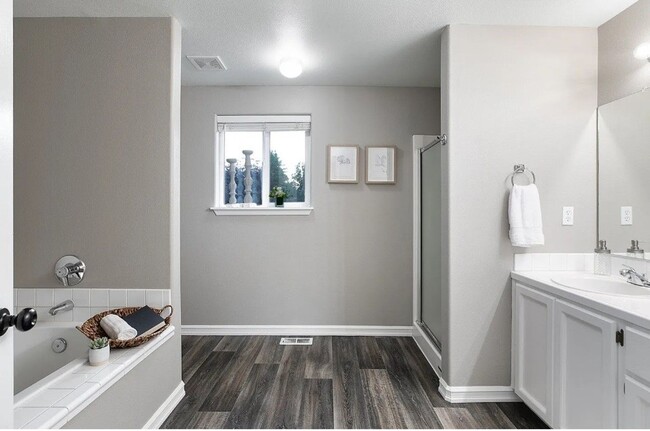 Building Photo - 4 bedroom, 2288sf home. Close to Nike, Int...