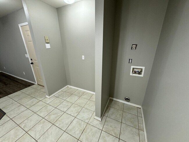 Building Photo - Updated 1 bedroom 2 bathroom apartment on ...
