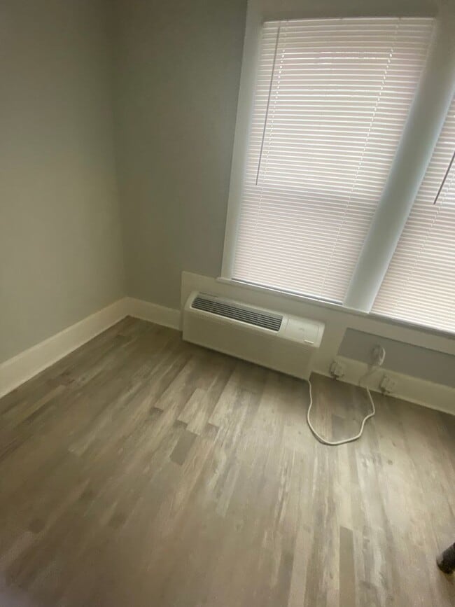 Building Photo - Dowtown Gadsden - Newly Renovated- Spacious
