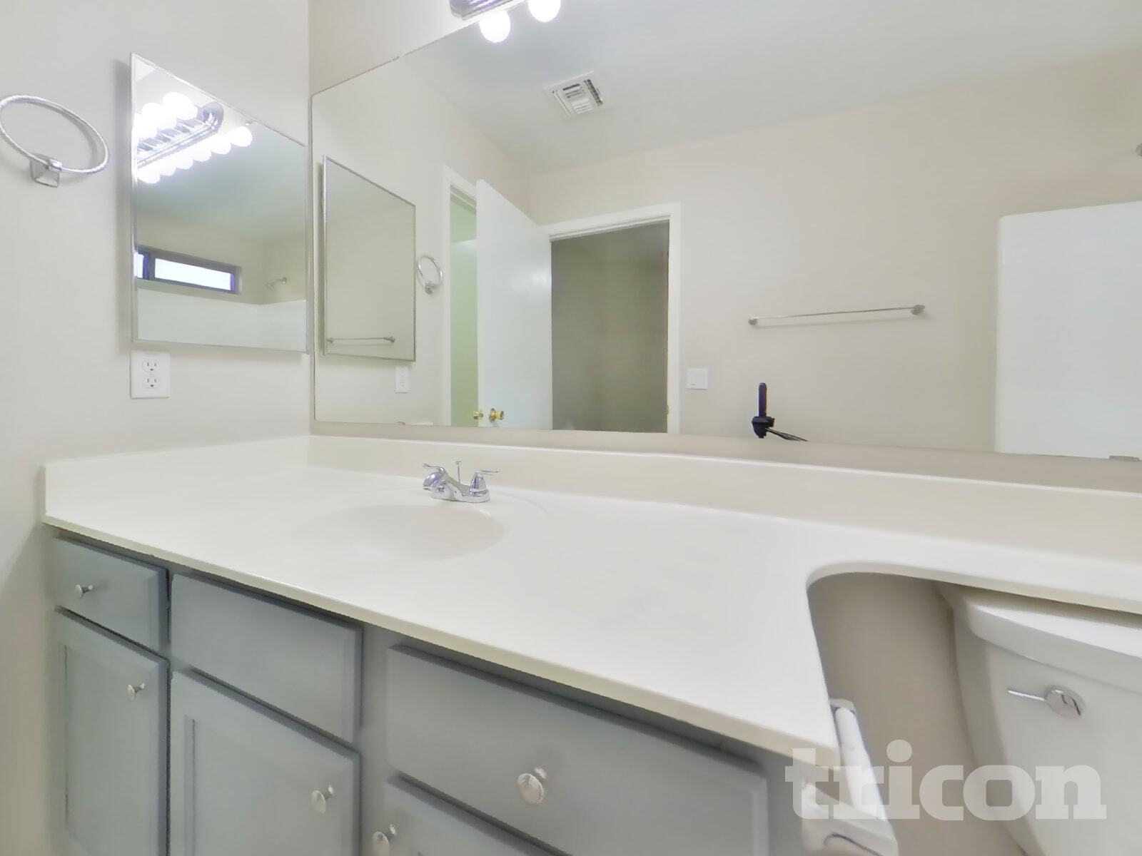 Building Photo - 2022 E Winston Dr