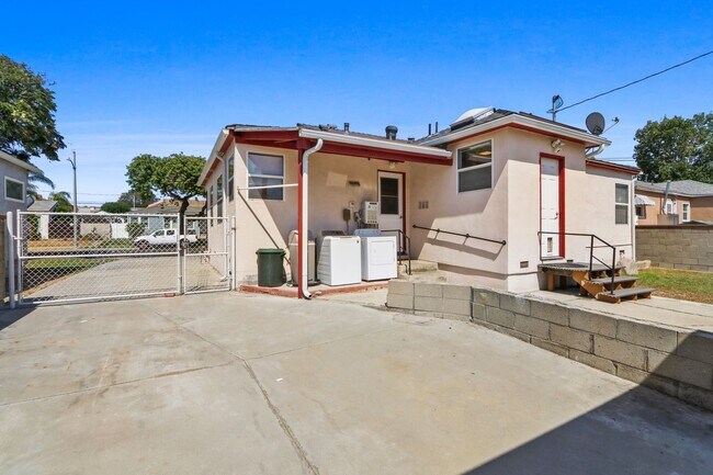 Building Photo - 14876 Dalman St