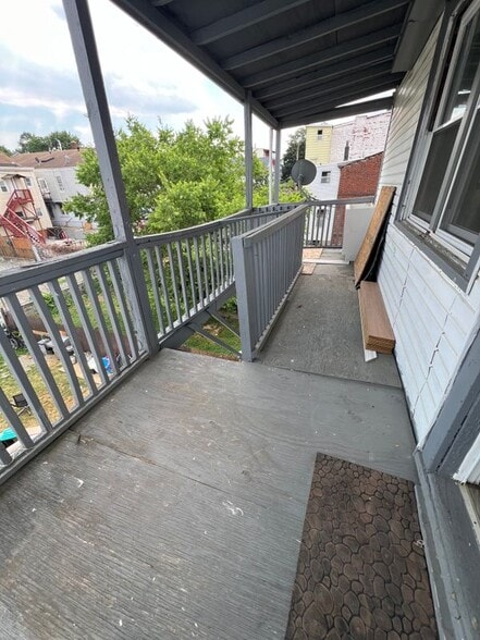 Building Photo - 552 River St