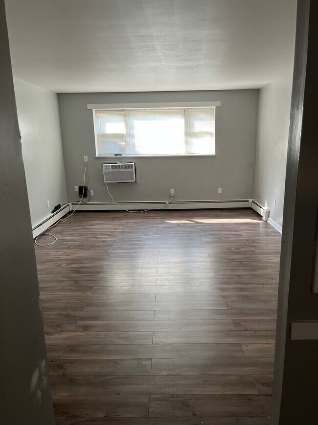 Building Photo - D2 Unit 2 Colonial Drive