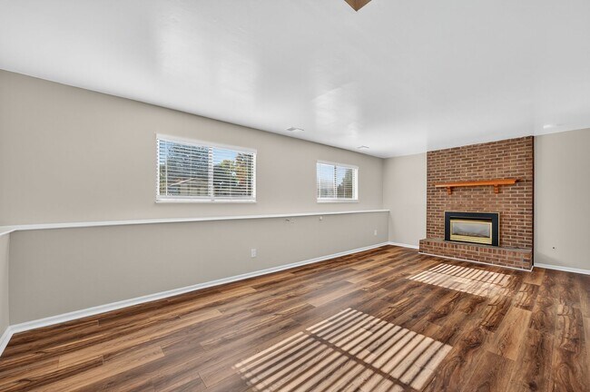 Building Photo - For Rent: Charming 4-Bedroom Tri-Level in ...