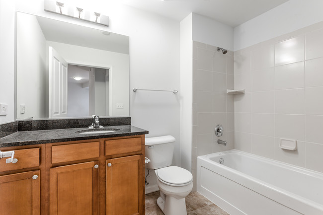 Building Photo - ReVerb Century Station Apt! (3200 S Oak Park)