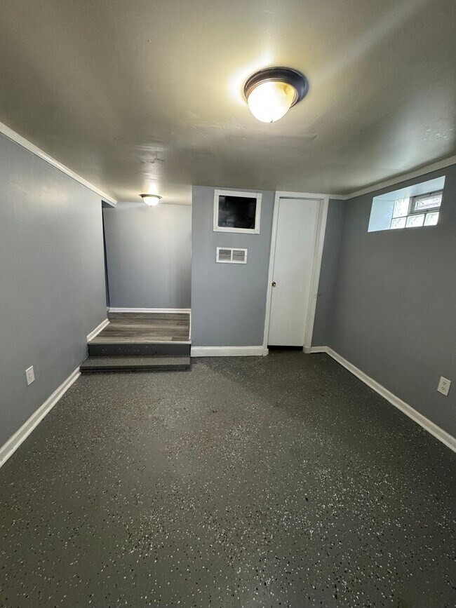 Building Photo - 2 Bedroom 1 Bathroom house in Calumet Park...