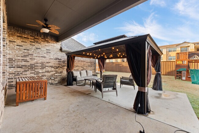 Building Photo - 105 Live Oak Dr