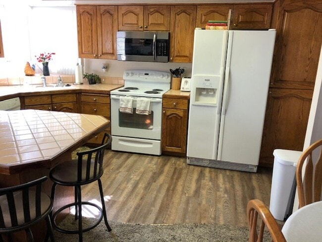 Building Photo - Awesome Shadowbrook Townhome in the Center of it all!