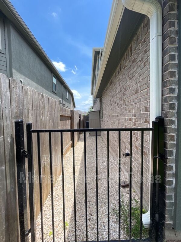 Building Photo - 716 Expedition Way