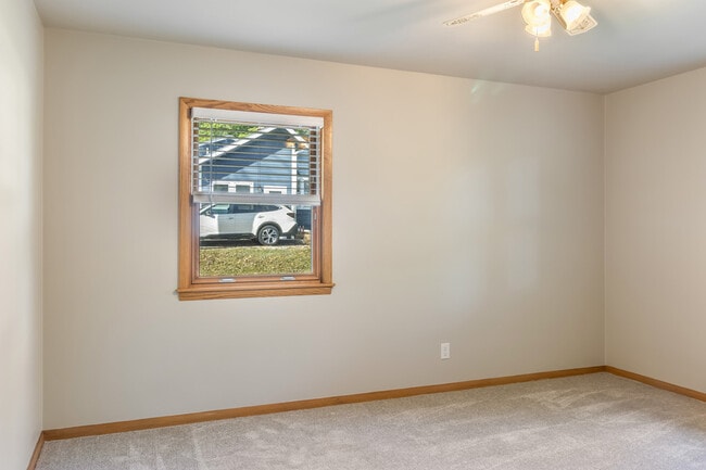 Building Photo - 2071 Maple Rd