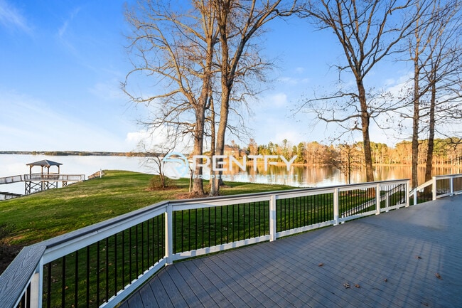 Building Photo - 123 Tiger Ln