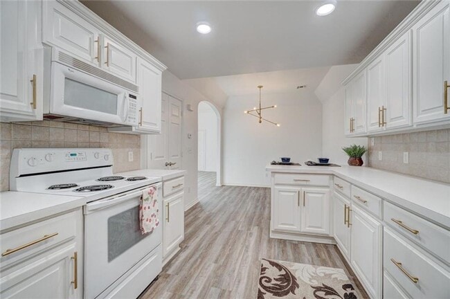 Building Photo - Absolutely Adorable, 2 bed, 2 bath, 2 car + study
