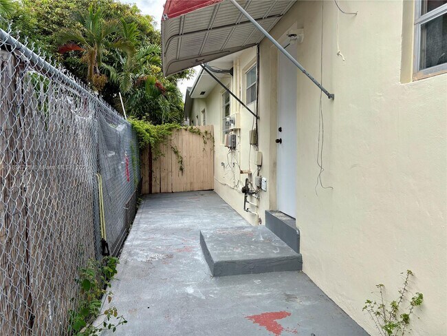 Building Photo - 1434 SW 22nd Ave