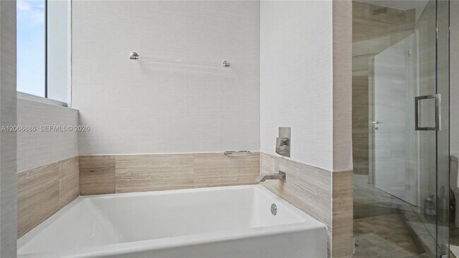 Building Photo - 1300 Brickell Bay Dr