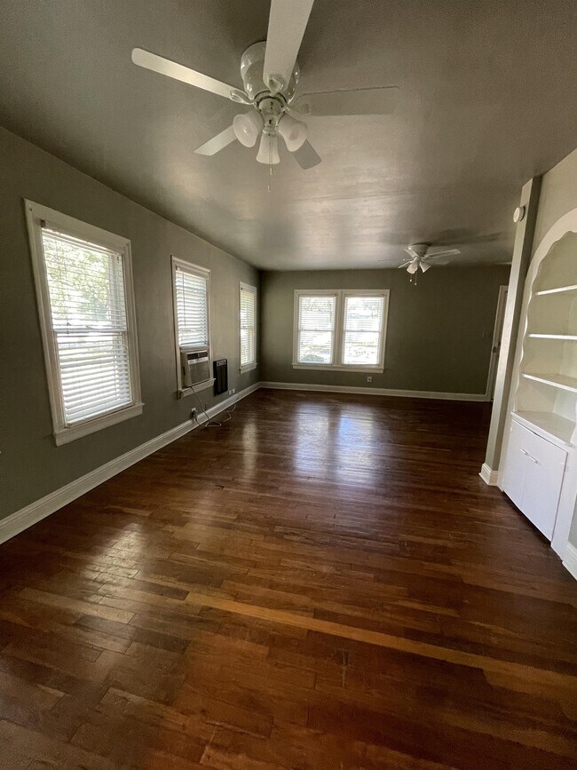 Building Photo - 935 Allen Ave