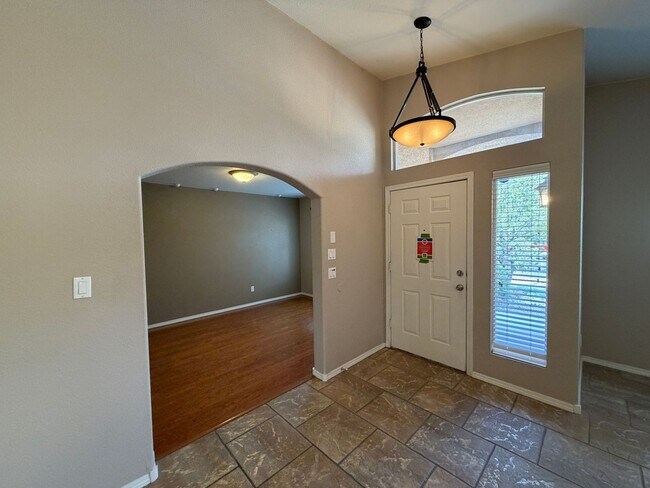Building Photo - 3 Bedroom Single Story Home Available Near Dellyne Ave NW & Unser Blvd NW!