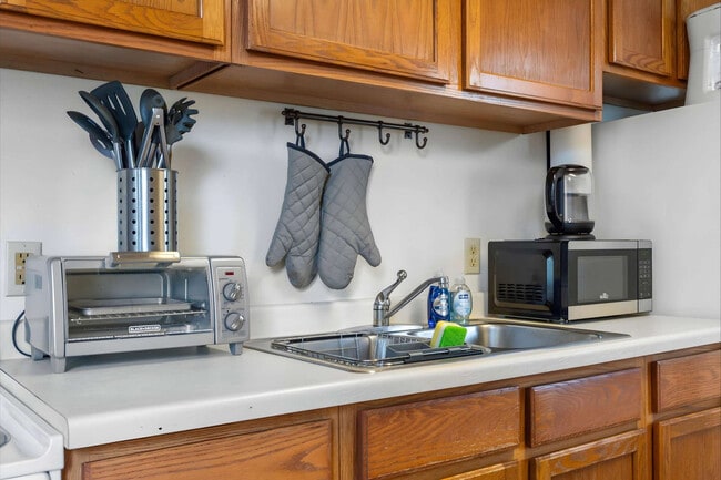 Building Photo - 402 W Dayton St