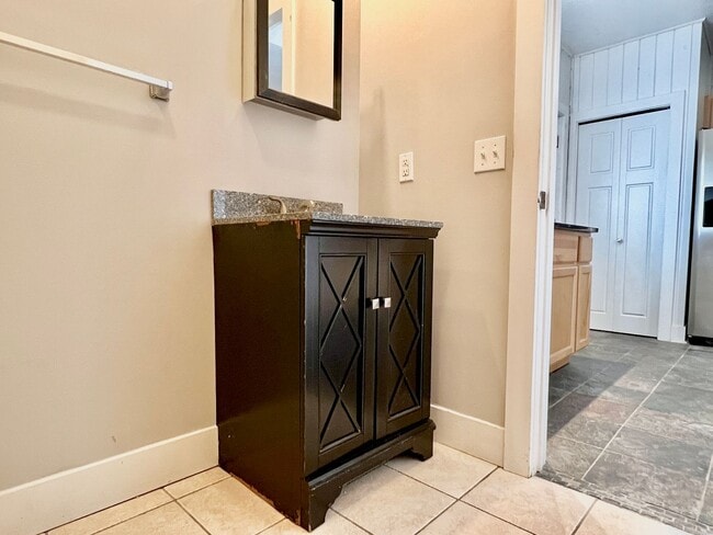 Building Photo - 933 E Front St