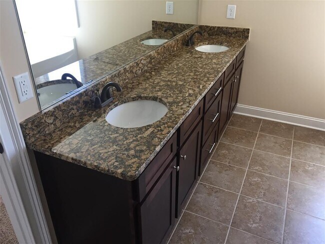Building Photo - Prime 30265 location, swim/HOA community, ...