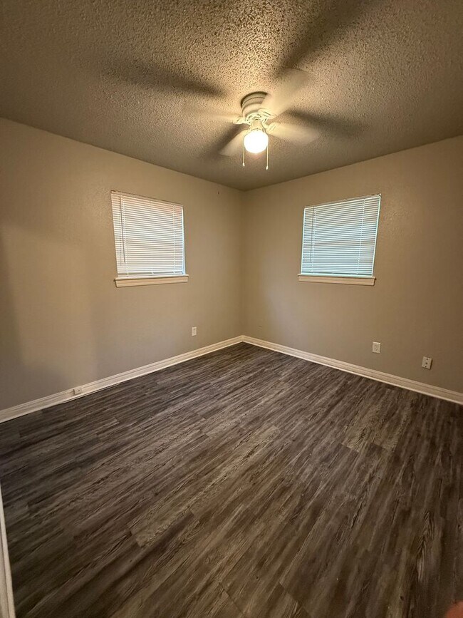 Building Photo - 3 bed, 1 & 1/2 bath home in North Norman