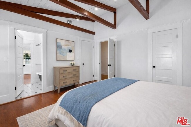 Building Photo - 915 Palms Blvd