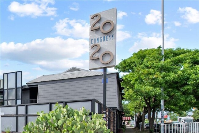 Building Photo - AVAILABLE NOW: 1 BR / 1 BA - Heart of Soco - SS Appliances - Minutes from DT