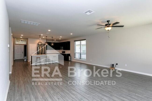 Building Photo - 6402 Golden Gate Dr