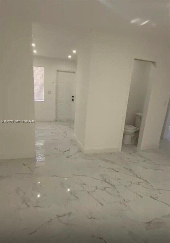 Building Photo - 505 N 24th Ave